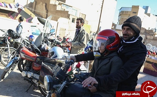 توزیع کلاه ایمنی در بین نمازگزاران دارای موتور سیکلت در قم +تصاویر