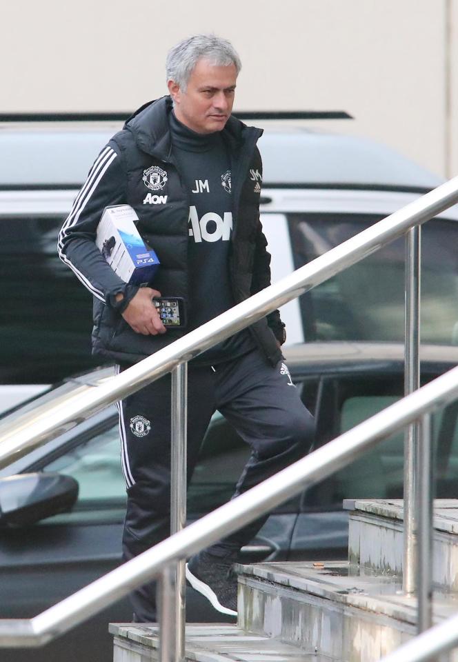 مربی سرخ پوشان با پلی استیشن دیده شد + تصویر