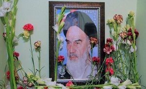 آغاز دهه فجر استان مرکزی با گلباران بیت قدیمی امام خمینی(ره)