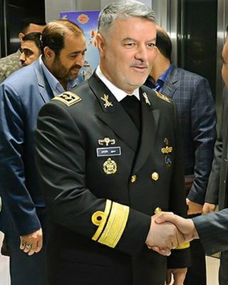 فرمانده نیروی دریایی ارتش از روند تعمیر ناو خارک بازدید کرد