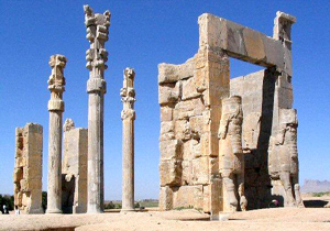 یکی از گل ستون‌های کاخ صد ستون مرمت شد