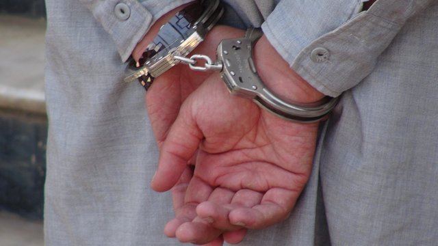 دستبند قانون بر دستان سارق محتویات داخل خودرو در بهبهان
