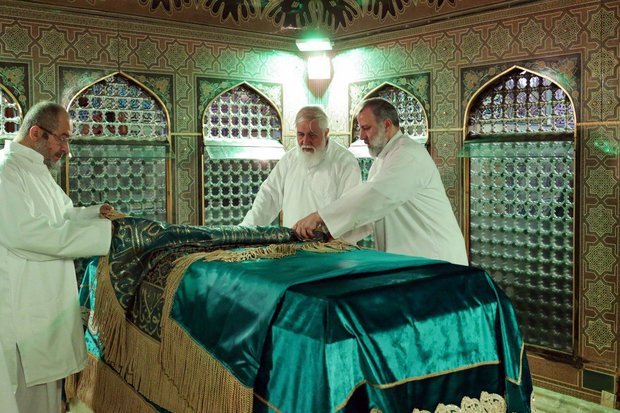 غبار روبی مضجع منور امام هشتم (ع)