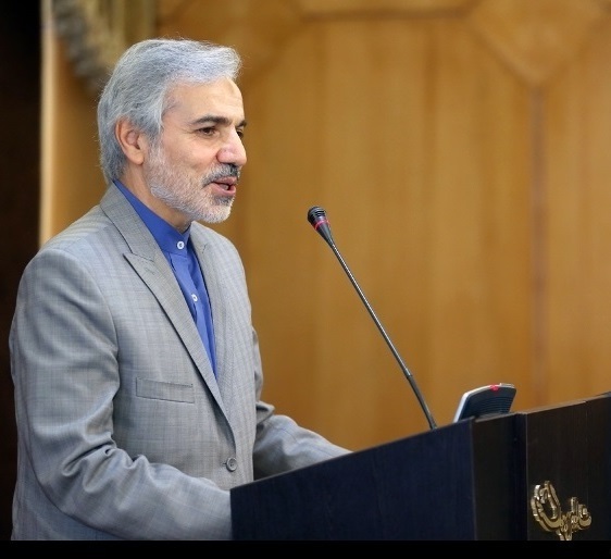 شعرخوانی در نشست خبری سخنگوی دولت/هرکه مردانگی نکرد 