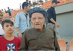 پیرمرد ۸۱ ساله بوکانی پیرترین هوادار فوتبال ایران