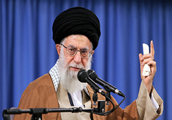 مداحی امیر عباسی کنار سردر دانشگاه تهران با شعار مرگ بر آمریکا +فیلم