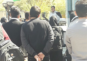 تعدادی از مالباختگان در کرمانشاه تجمع کردند