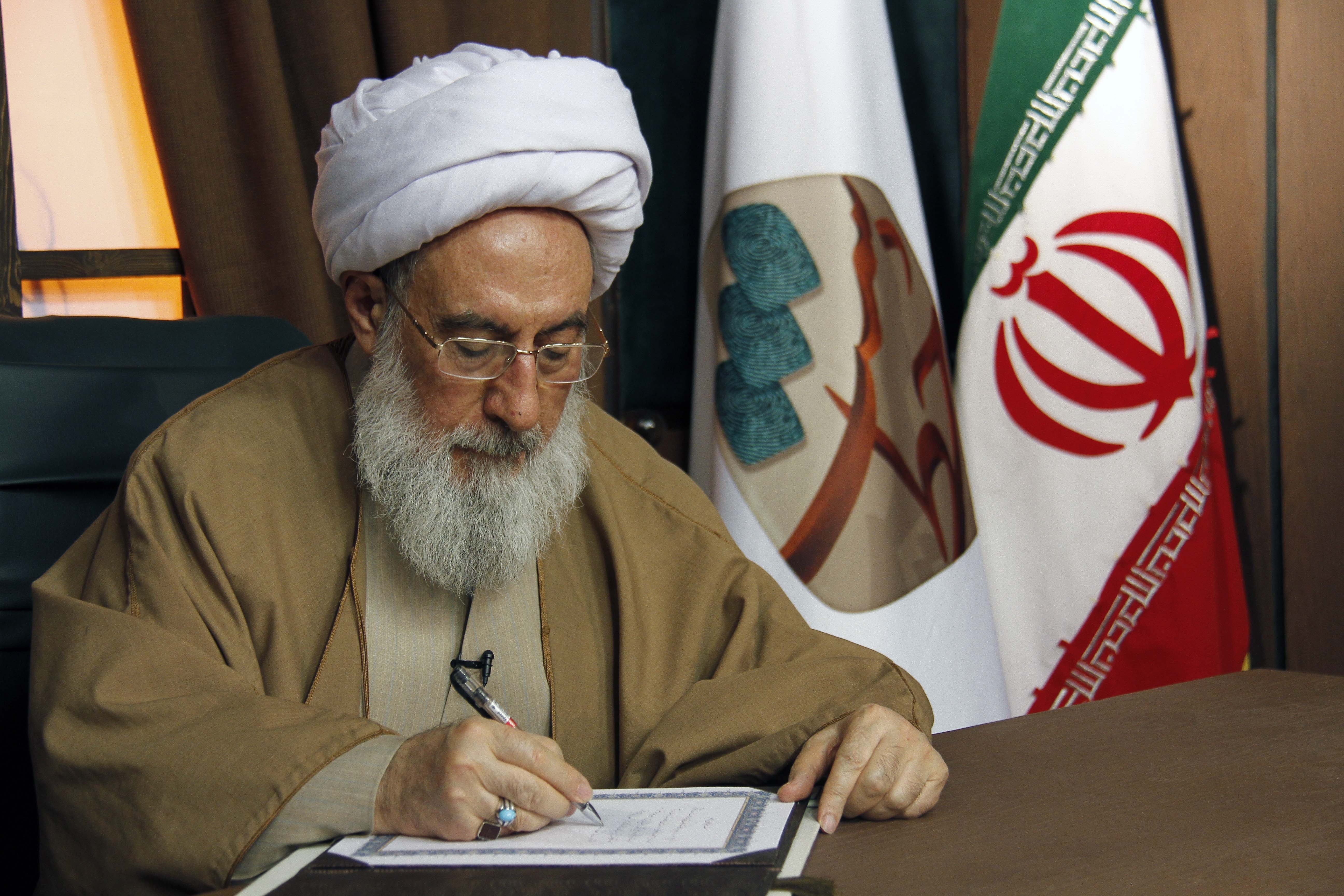 تذکر اعضای "مجمع تشخیص" به فردی که سخنانی خارج از قاعده نظام مطرح می‌کند/ رهبری به همه مسائل کشور اشراف دارند