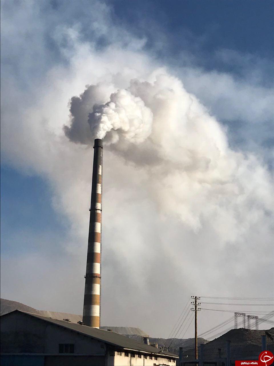 دود غلیظ کارخانه در آسمان شهر 