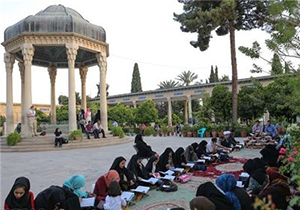 استقبال گردشگران از برگزاری محافل قرآنی در حافظیه‌ شیراز