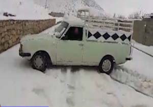 بارش برف و تردد دشوار خودروها در روستای «دشتروم» + فیلم