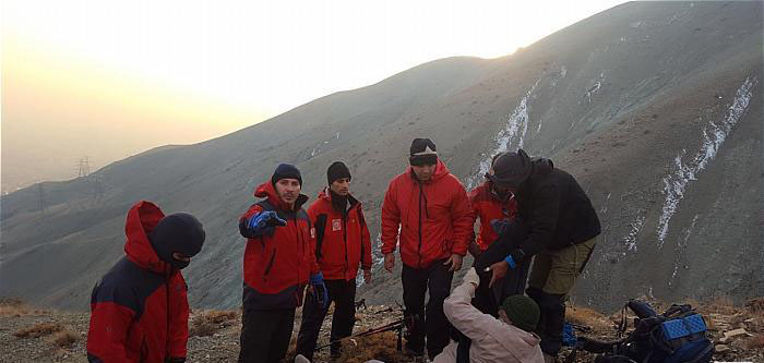نجات مرد سالخورده در ارتفاعات شمال تهران+عکس