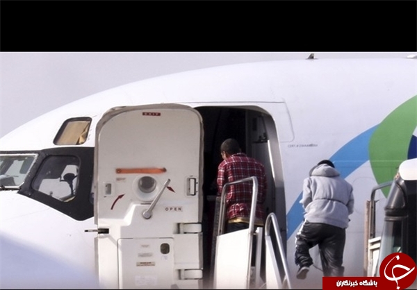 اخراج مهاجران «غیرقانونی» از آمریکا با غل و زنجیر!+ عکس اخراج مهاجران «غیرقانونی» از آمریکا با غل و زنجیر!+ عکس
