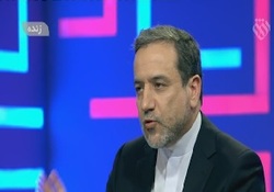 کنایه جالب مجری تلویزیون به سلبریتی‌هایی که دائم رنگ عوض می‌کنند + فیلم