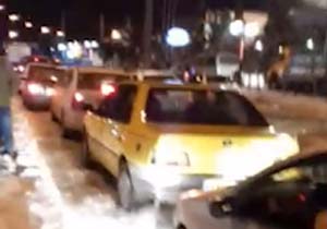 دشواری تردد خودروها در خیابان‌های یخ‌زده اسلامشهر + فیلم