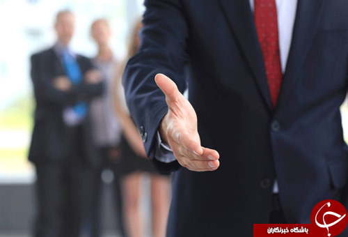 چطور دست بدهیم که در خاطر دیگران بمانیم؟
