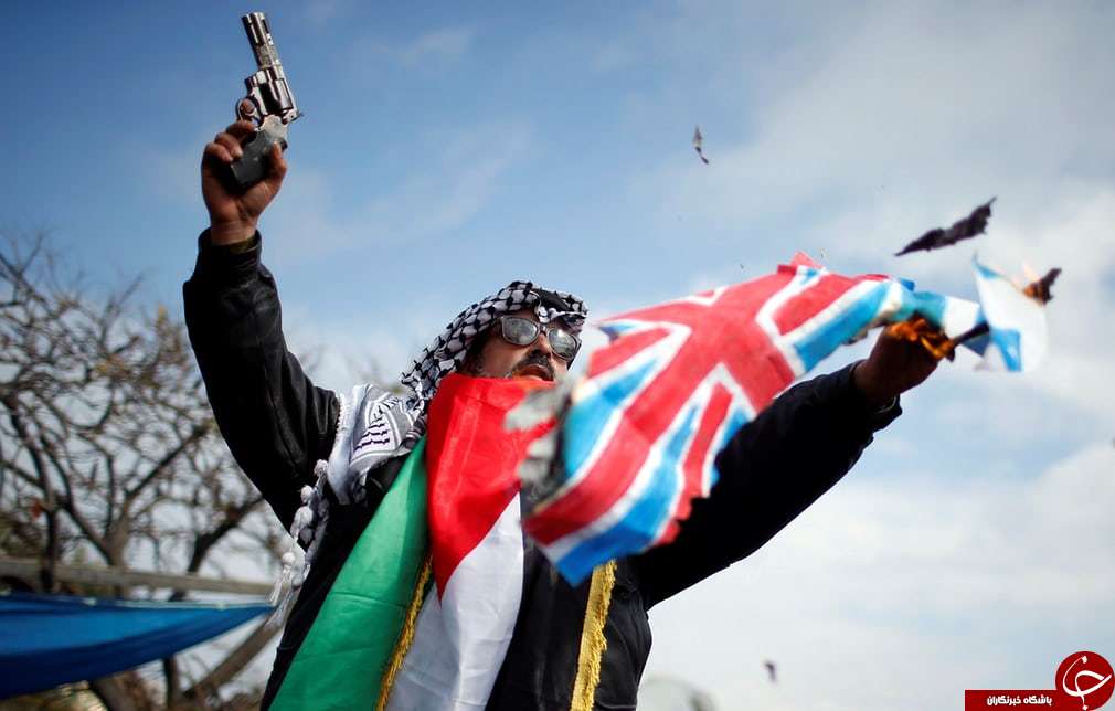 تصاویر روز: تظاهرات ضد آمریکایی فلسطینی ها تا برگزاری جشنواره عروسک ها در لندن تصاویر روز: تظاهرات ضد آمریکایی فلسطینی ها تا برگزاری جشنواره عروسک ها در لندن