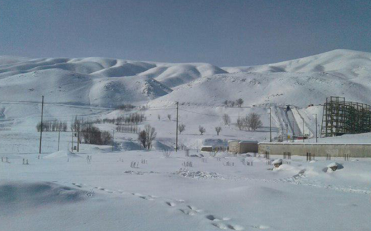 تصویری زمستانی از آبشار و تونل کوهرنگ