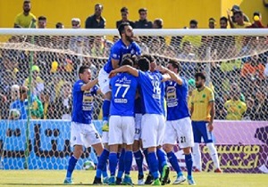 حضور هواداران استقلال در فرودگاه آبادان