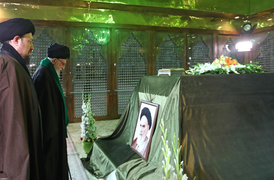 حضور رهبر انقلاب در مرقد مطهر بنیانگذار انقلاب اسلامی و گلزار شهدا