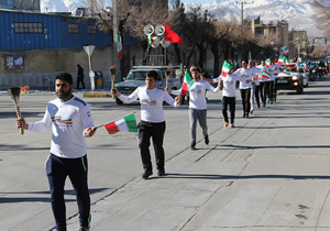 حمل ۱۲ مشعل توسط دوومیدانی کاران در ۱۲ بهمن
