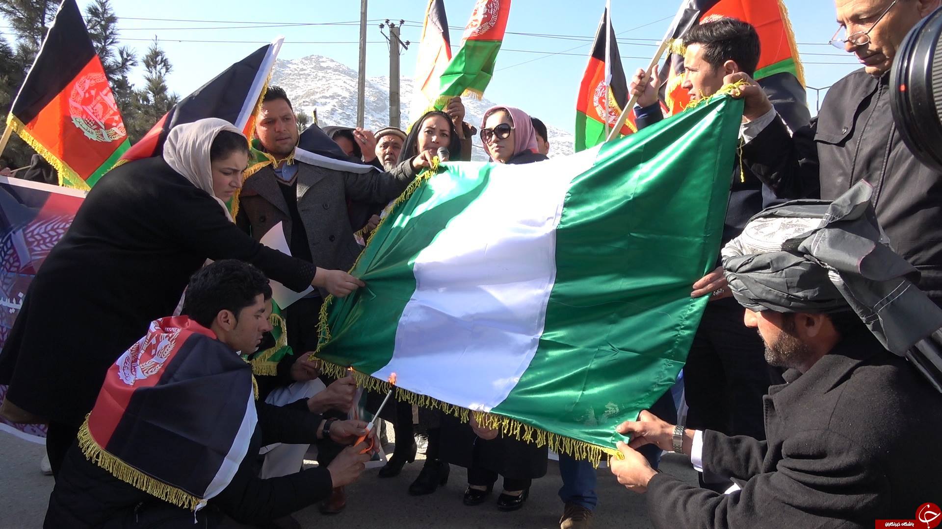 معترضین افغانستانی به اشتباه پرچم &laquo;نیجریه&raquo; را به جای &laquo;پاکستان&raquo; آتش زدند! + تصاویر
