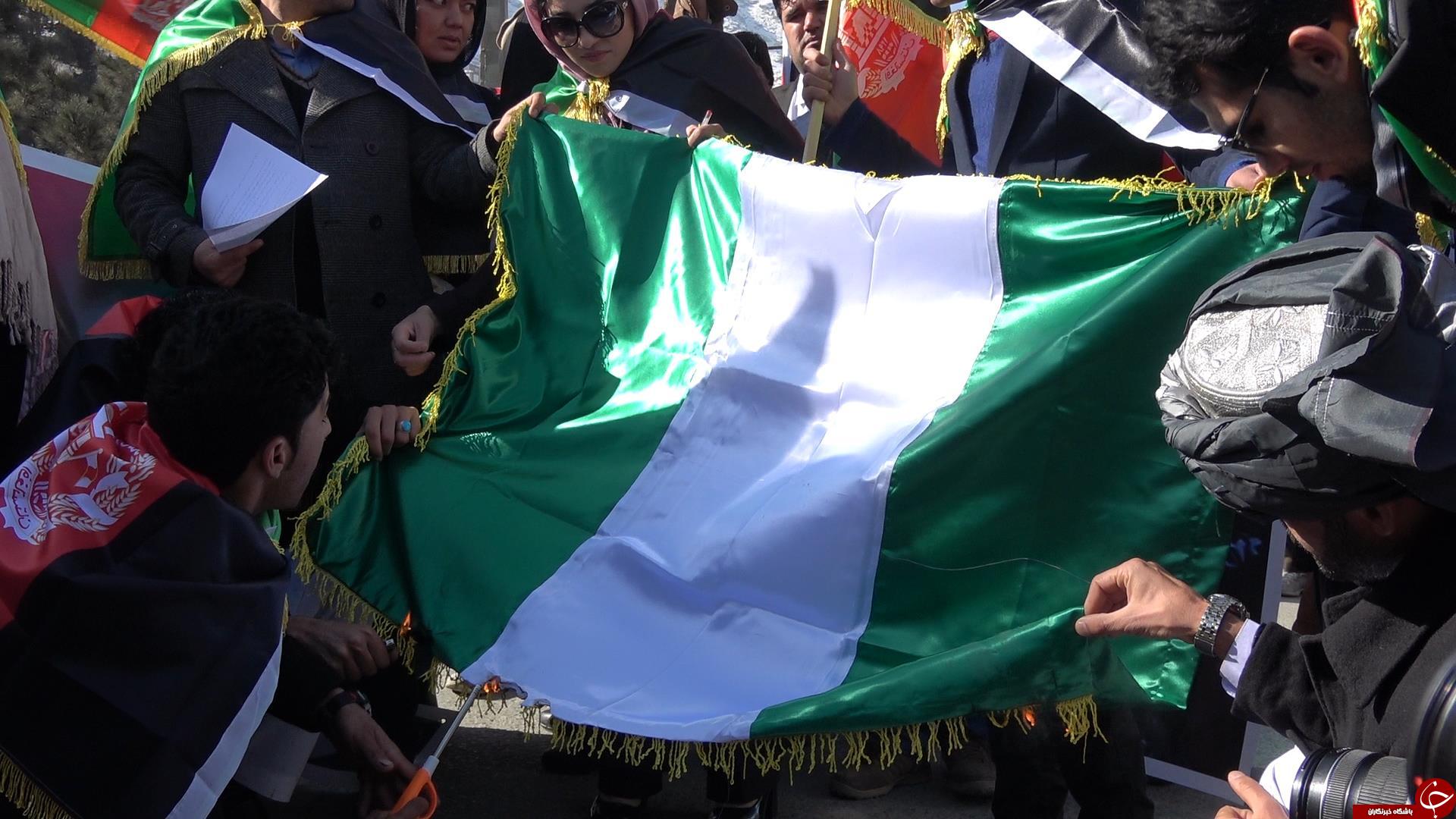 معترضین افغانستانی به اشتباه پرچم &laquo;نیجریه&raquo; را به جای &laquo;پاکستان&raquo; آتش زدند! + تصاویر