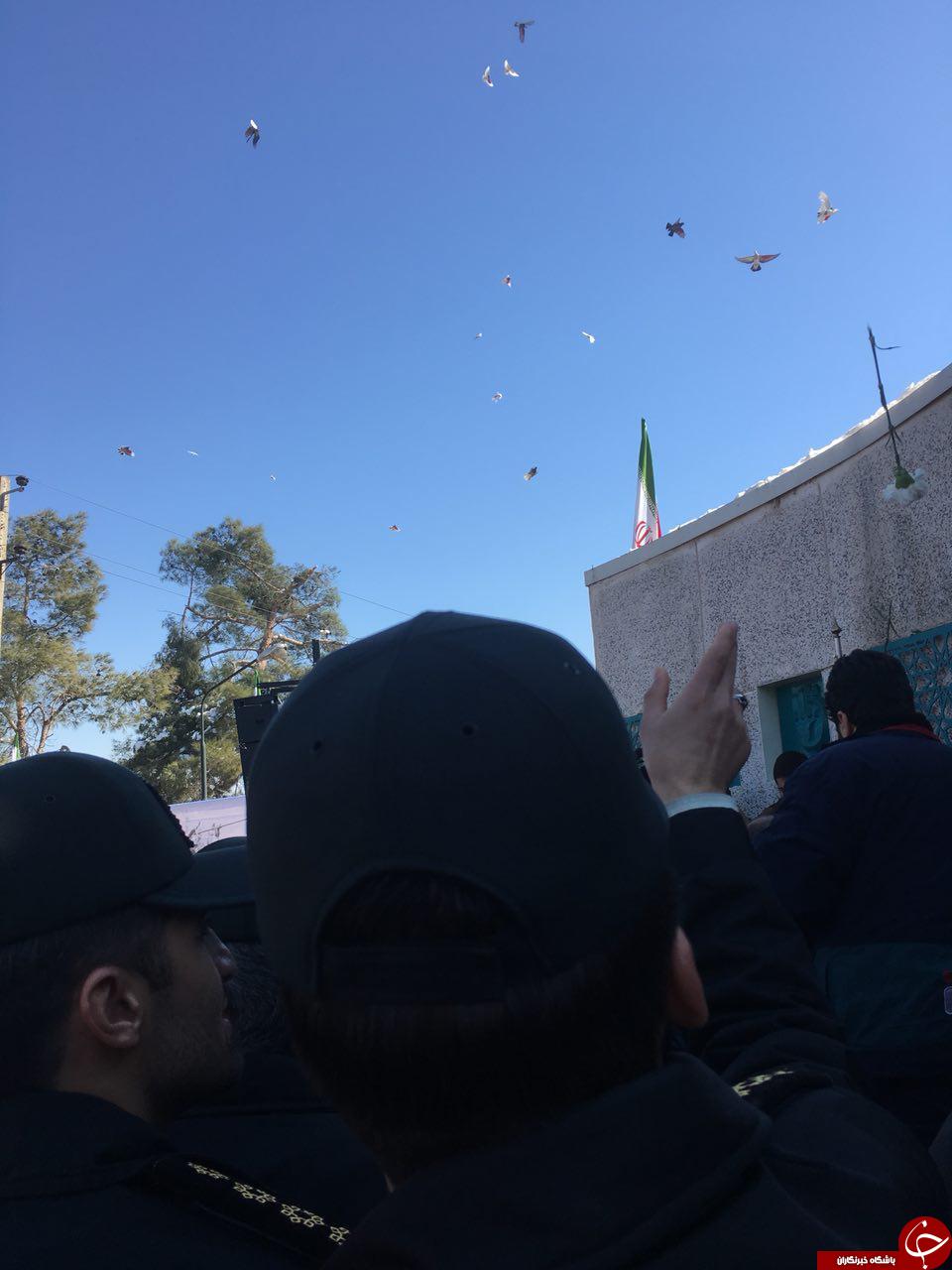 گلباران محل جلوس امام خمینی(ره) در گلزار شهدا + تصاویر گلباران محل جلوس امام خمینی(ره) در گلزار شهدا + تصاویر