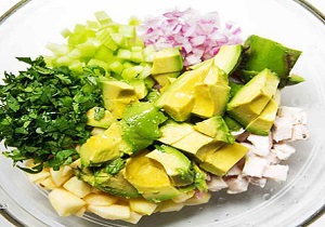 طرز تهیه سالاد مرغ و آوودکادو