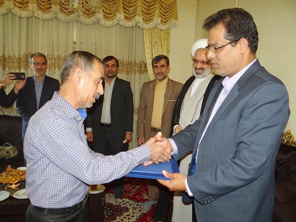 مسئولان شهرستان دشتی به دیدار خانواده شهدا رفتند