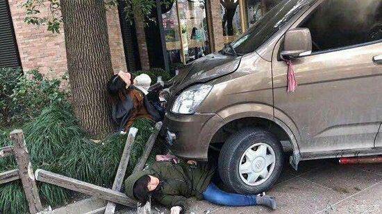 برخورد خودرو با عابران پیاده در شانگهای چین برخورد خودرو با عابران پیاده در شانگهای چین