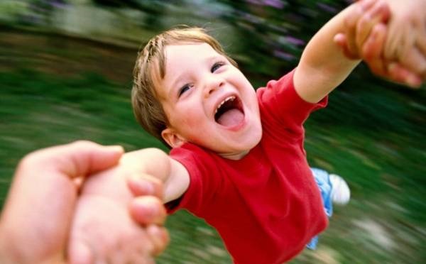 هشدار؛ مچ دست کودکان را نگیرید