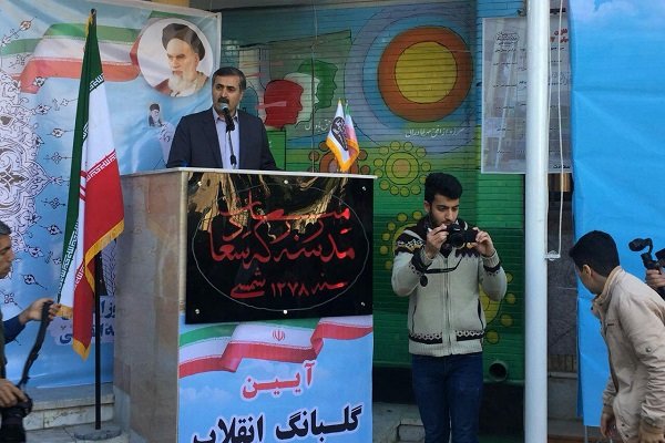 جشن گلبانگ انقلاب با حضور وزیر فرهنگ ارشاد در مدرسه سعادت شهر بوشهر برگزار شد
