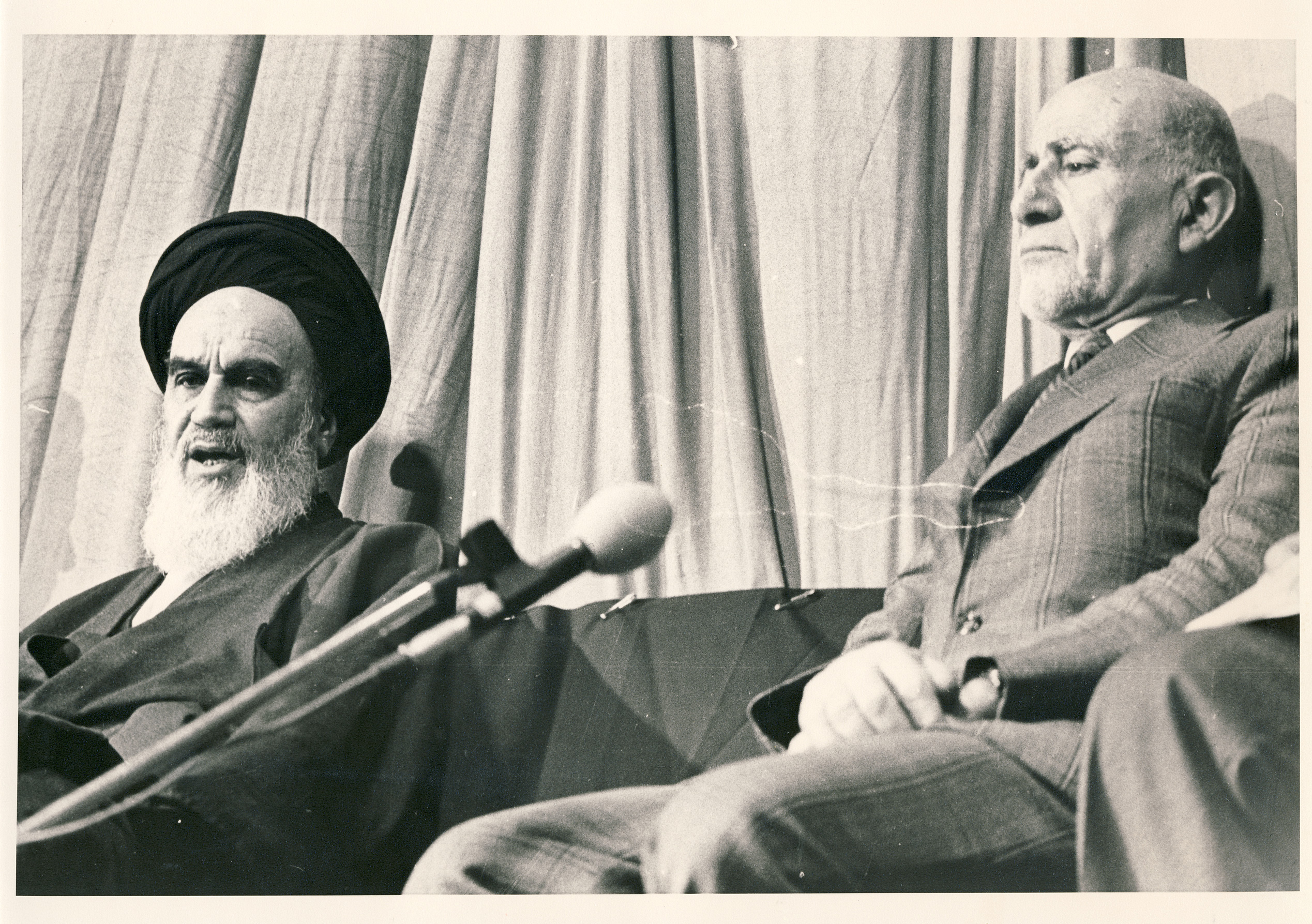 15 بهمن/ با حکم امام خمینی(ره) دکتر مصدق مامور تشکیل کابینه شد