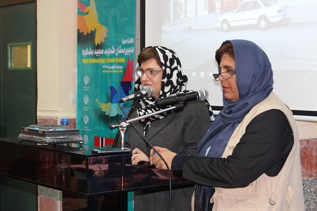 در کشور ایران حدود یک میلیون پناهنده افغان ساکن هستند