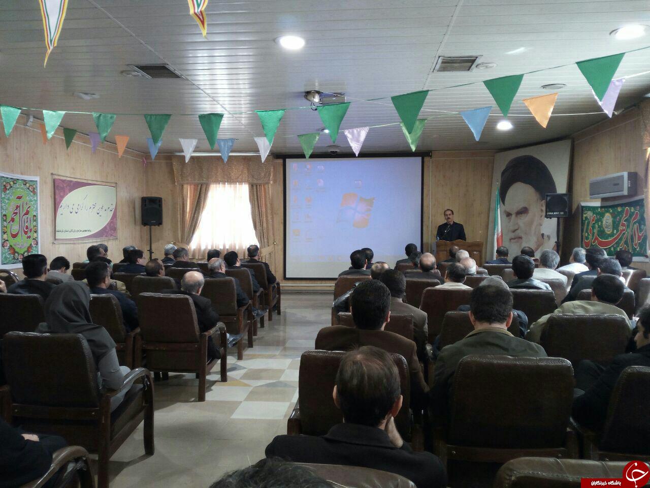 باید مدیریت و کار جهادی انجام دهیم
