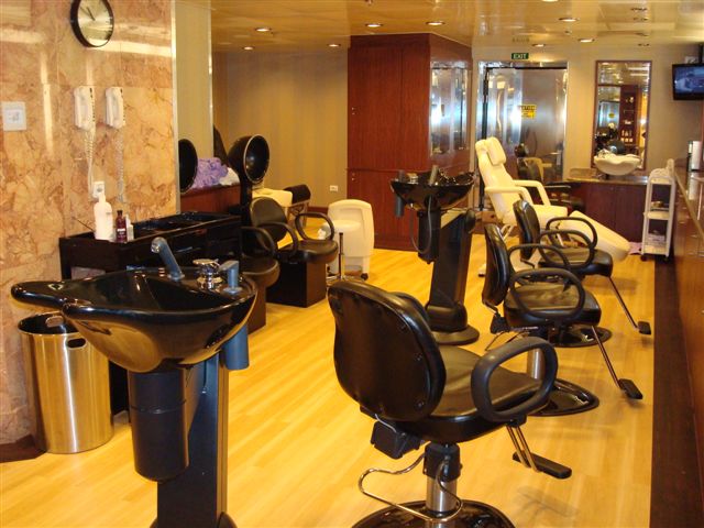 درگیری مرد سارق با صاحب و مشتریان آریشگاه زنانه+فیلم