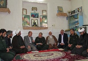 فرمانده سپاه الغدیر استان و جمعی از مسئولان با خانواده شهیدان دهقانی دیدار کردند