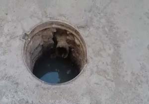 خطر سقوط کودکان در چاه فاضلاب منطقه باهنر اهواز + فیلم