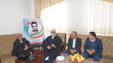 دیدار امام جمعه و مدیرکل بنیاد شهید ایلام با خانواده شهدا