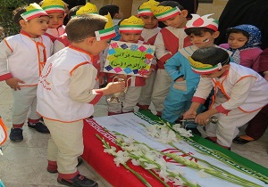 شرکت کودکان مهدهای بهزیستی اردکان در مراسم غبارروبی قبرشهيد گمنام