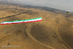 آیین رونمایی از پرچم ۱۵ متری ایران مزین به یاد شهدا
