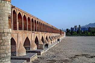 پل تاریخی سی‌وسه‌ پل ایمن‌سازی می‌شود
