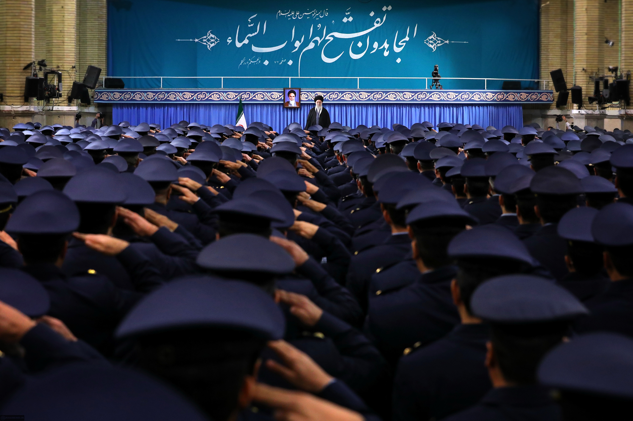 جمعی از کارکنان نیروی هوایی ارتش، امروز با رهبر انقلاب دیدار کردند