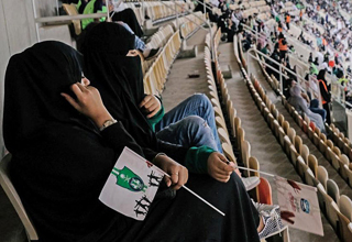 تعقیب و گریز جنجالی پلیس و دختر بی حجاب سعودی در زمین فوتبال+فیلم