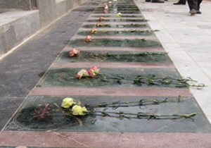 گلباران و عطرافشانی قبور شهدا در فارس