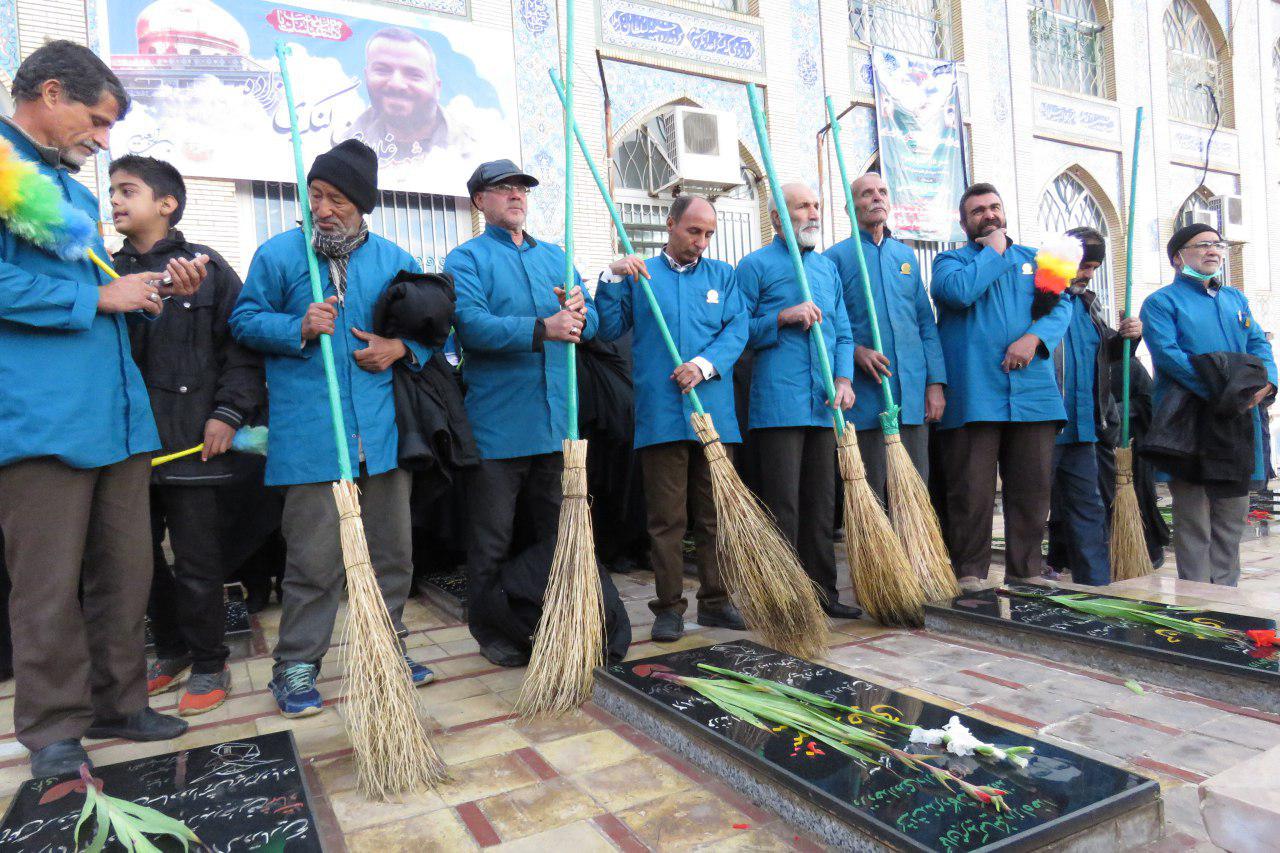 غبارروبی قبور مطهر شهداء در ریگان غبارروبی قبور مطهر شهداء در ریگان