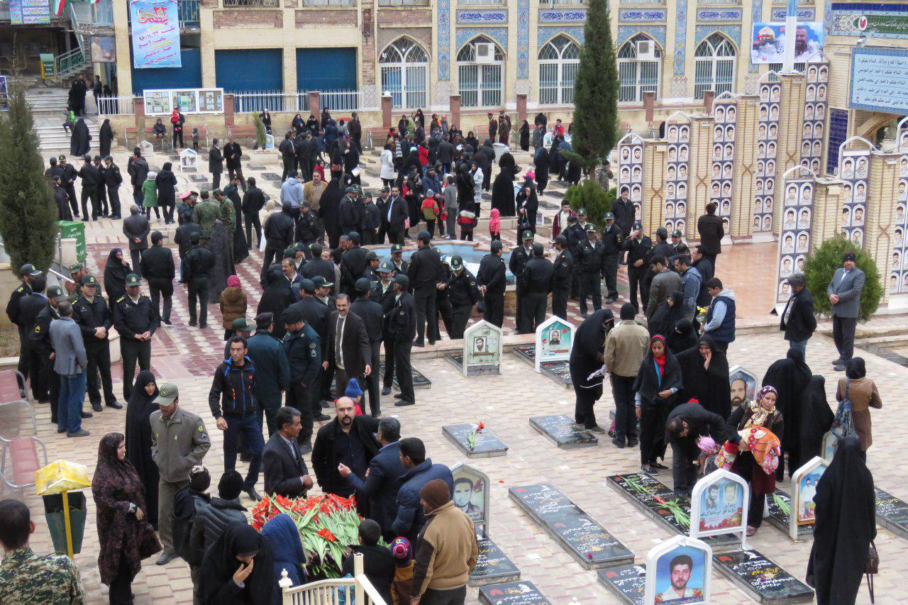 غبارروبی قبور مطهر شهداء در ریگان غبارروبی قبور مطهر شهداء در ریگان
