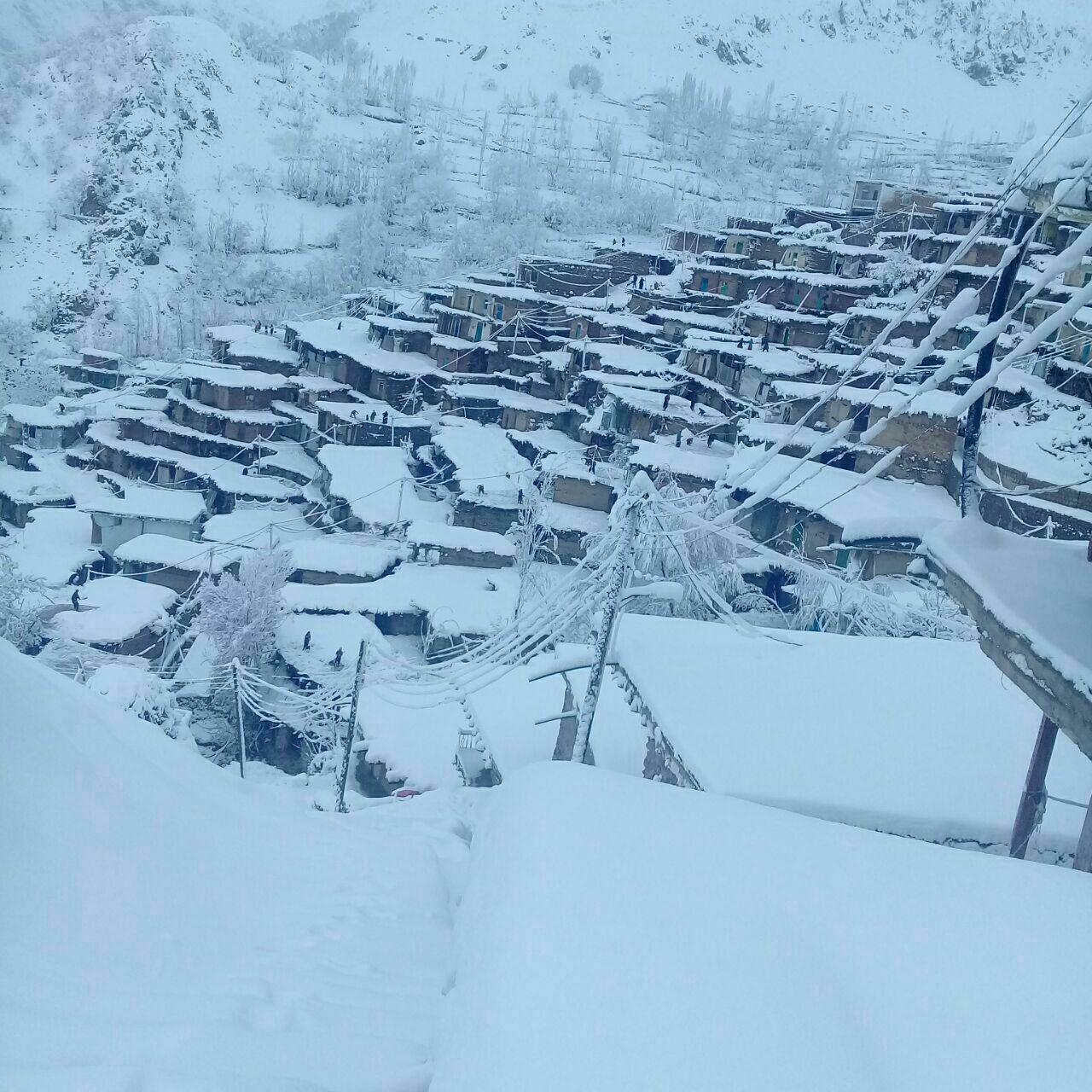 تصویری از بارش برف در روستای سرآقاسید
