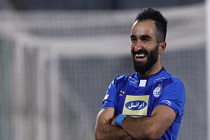 هافبک استقلال به بازی مقابل پارس جنوبی رسید